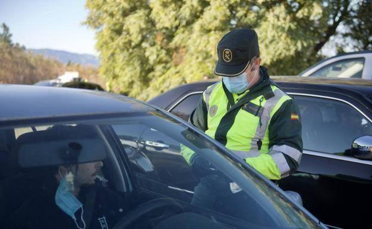 Un control de la Guardia Civil, en una imagen de archivo.