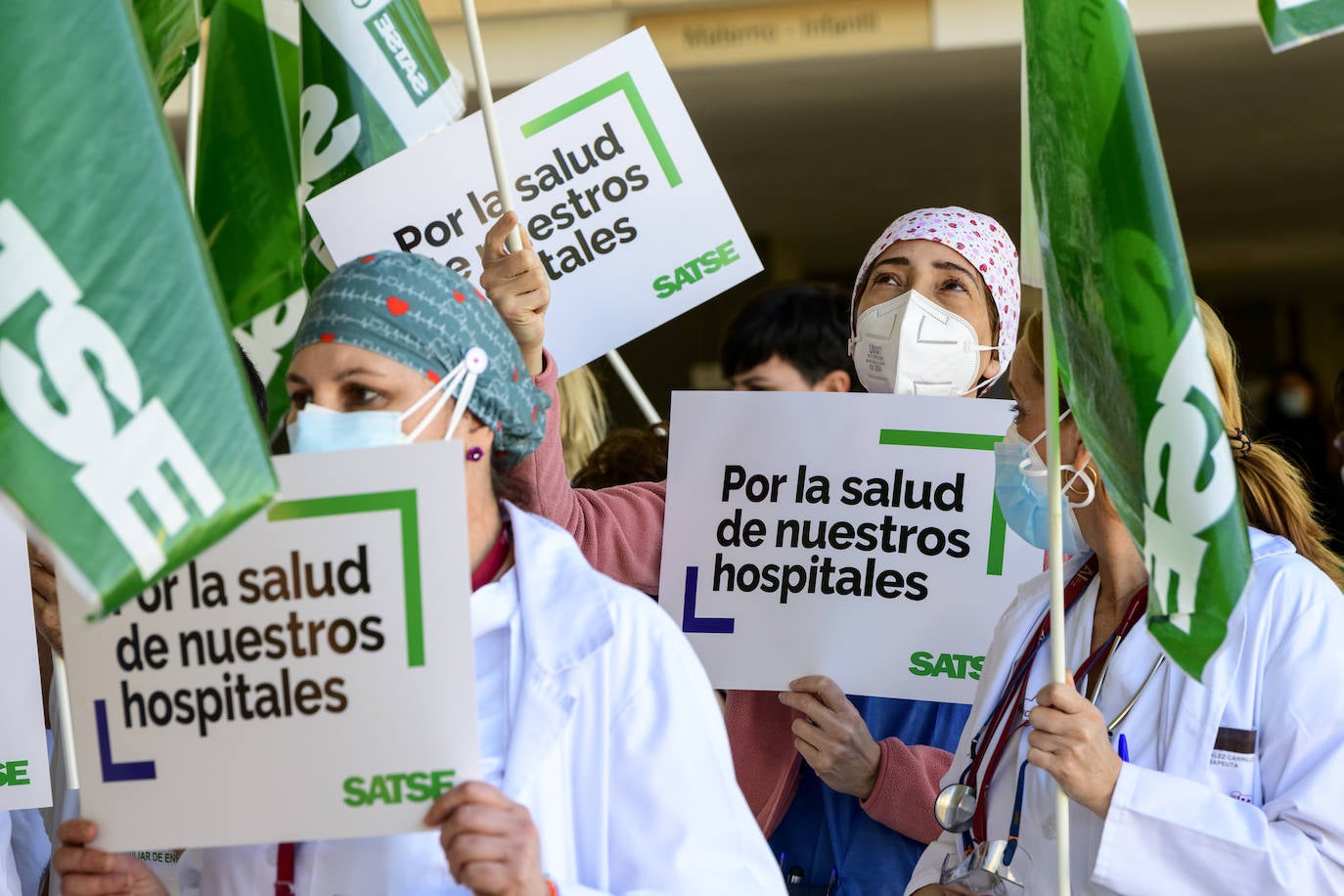Fotos: Las enfermeras denuncian la «saturación» de los hospitales