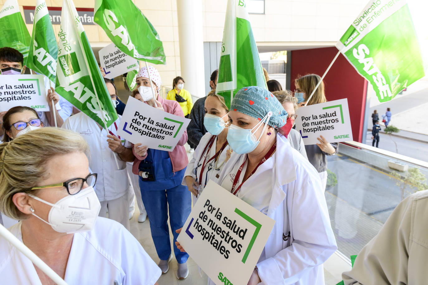 Fotos: Las enfermeras denuncian la «saturación» de los hospitales