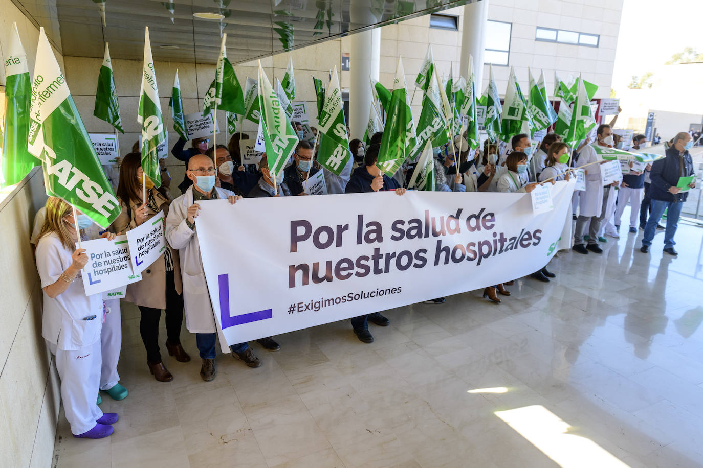 Fotos: Las enfermeras denuncian la «saturación» de los hospitales