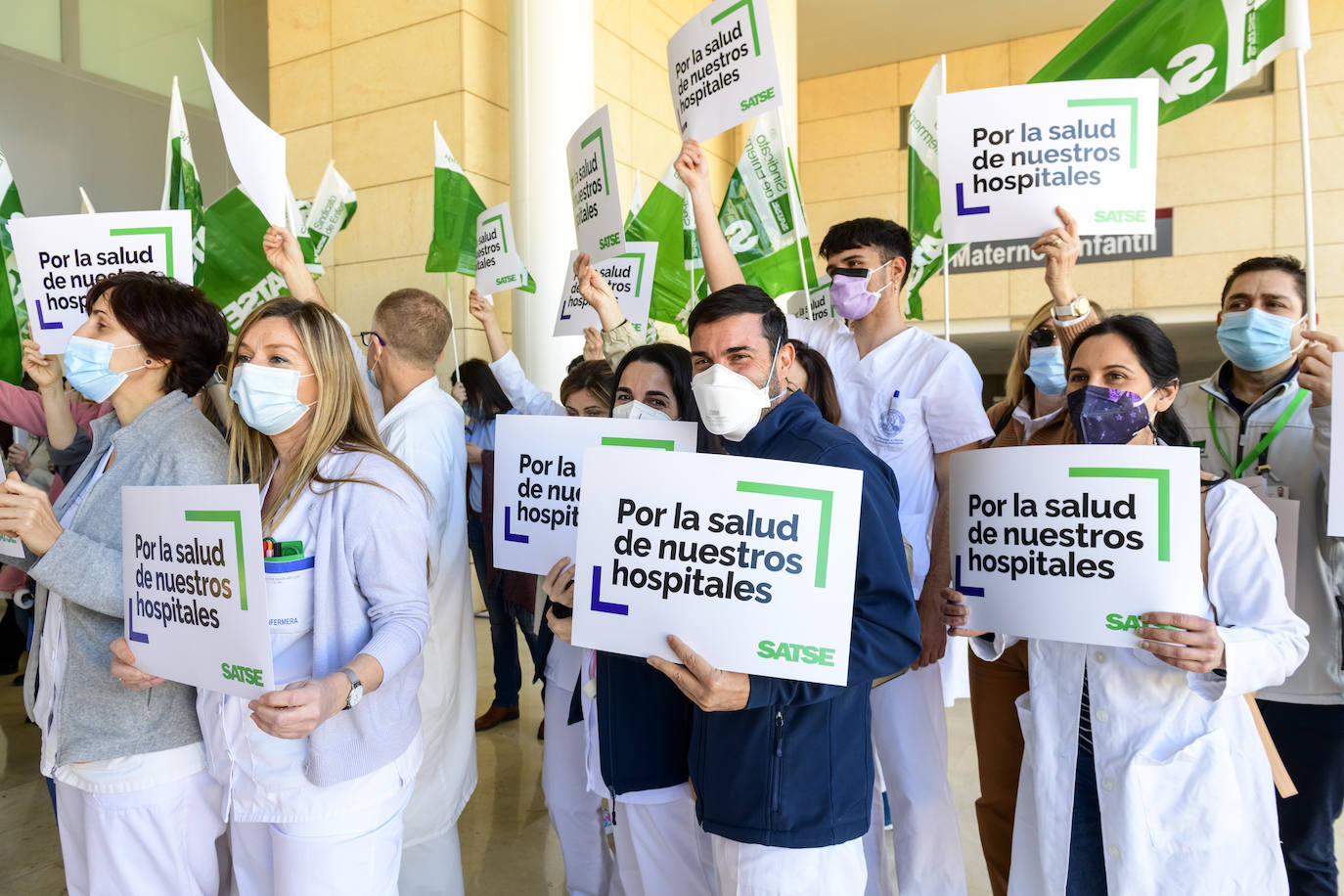 Fotos: Las enfermeras denuncian la «saturación» de los hospitales