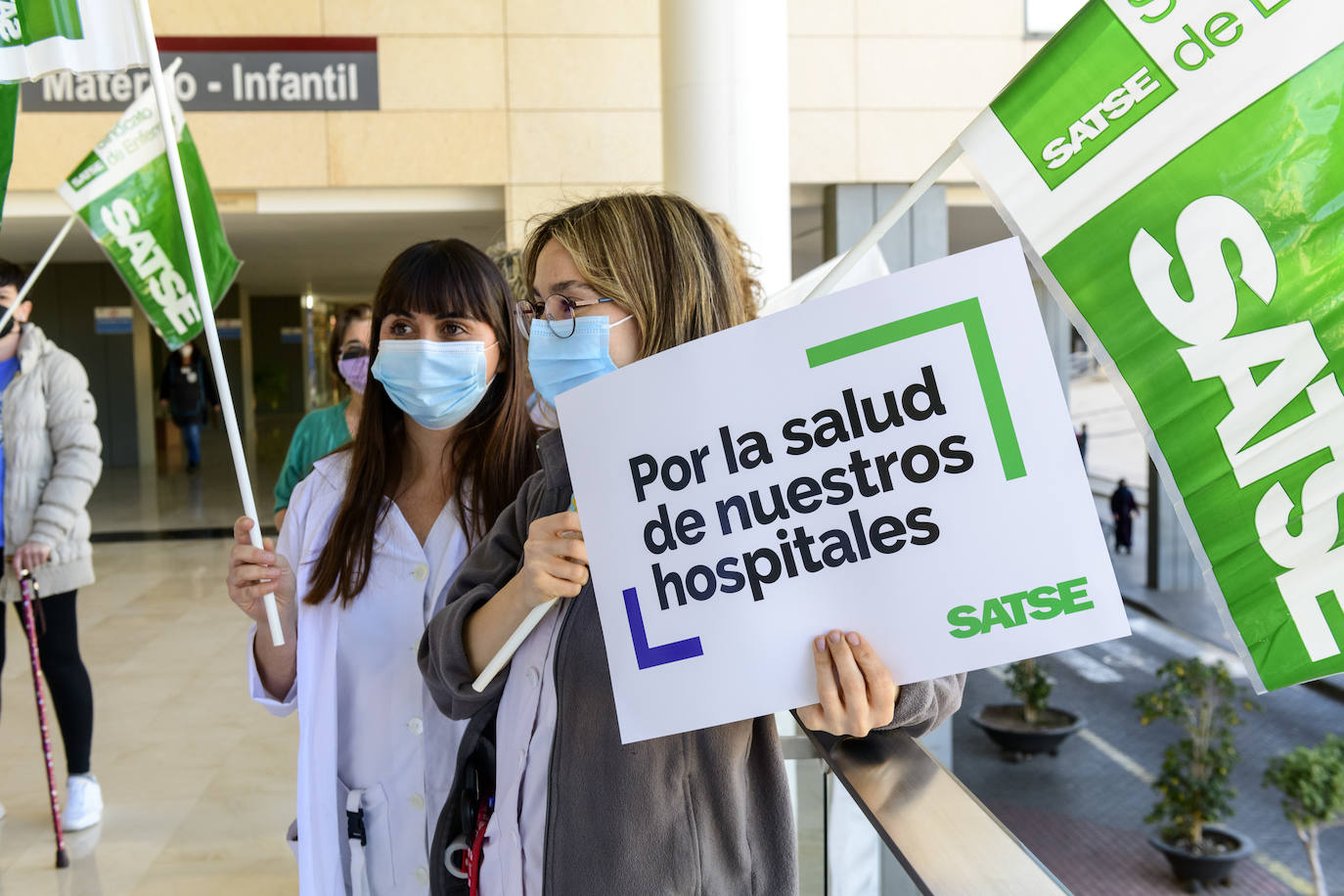 Fotos: Las enfermeras denuncian la «saturación» de los hospitales