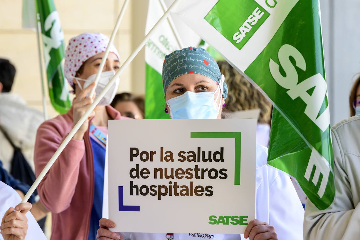 Fotos: Las enfermeras denuncian la «saturación» de los hospitales