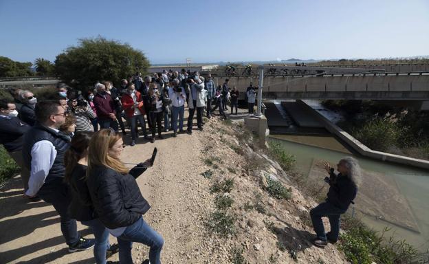 La delegación europea desplazada al Mar Menor, este jueves, en la rambla del Albujón.