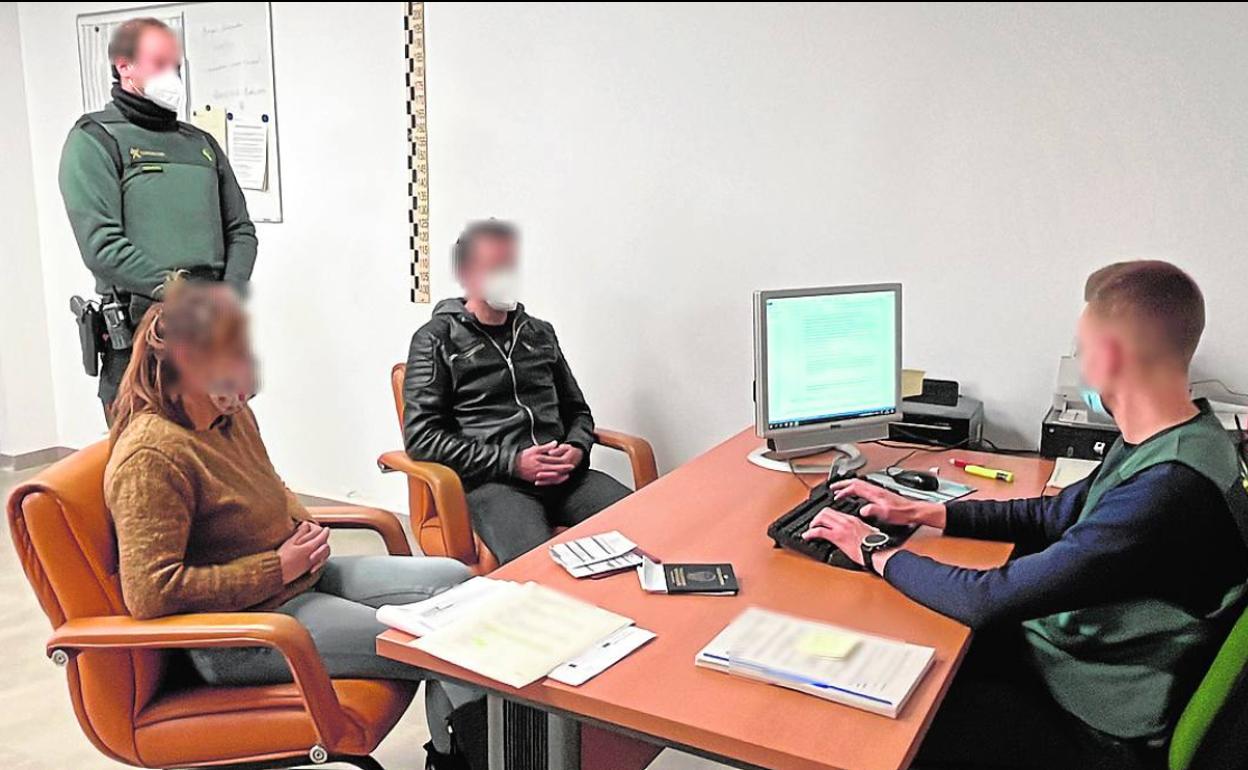 Agentes de la Guardia Civil toman declaración a dos de los detenidos en la trama.