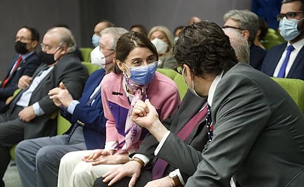 Galería. Pilar Llop intercambia impresiones con el presidente del Tribunal Superior de Justicia de la Región, Miguel Pasqual del Riquelme; entre ambos, el delegado del Gobierno en la Región, José Vélez.