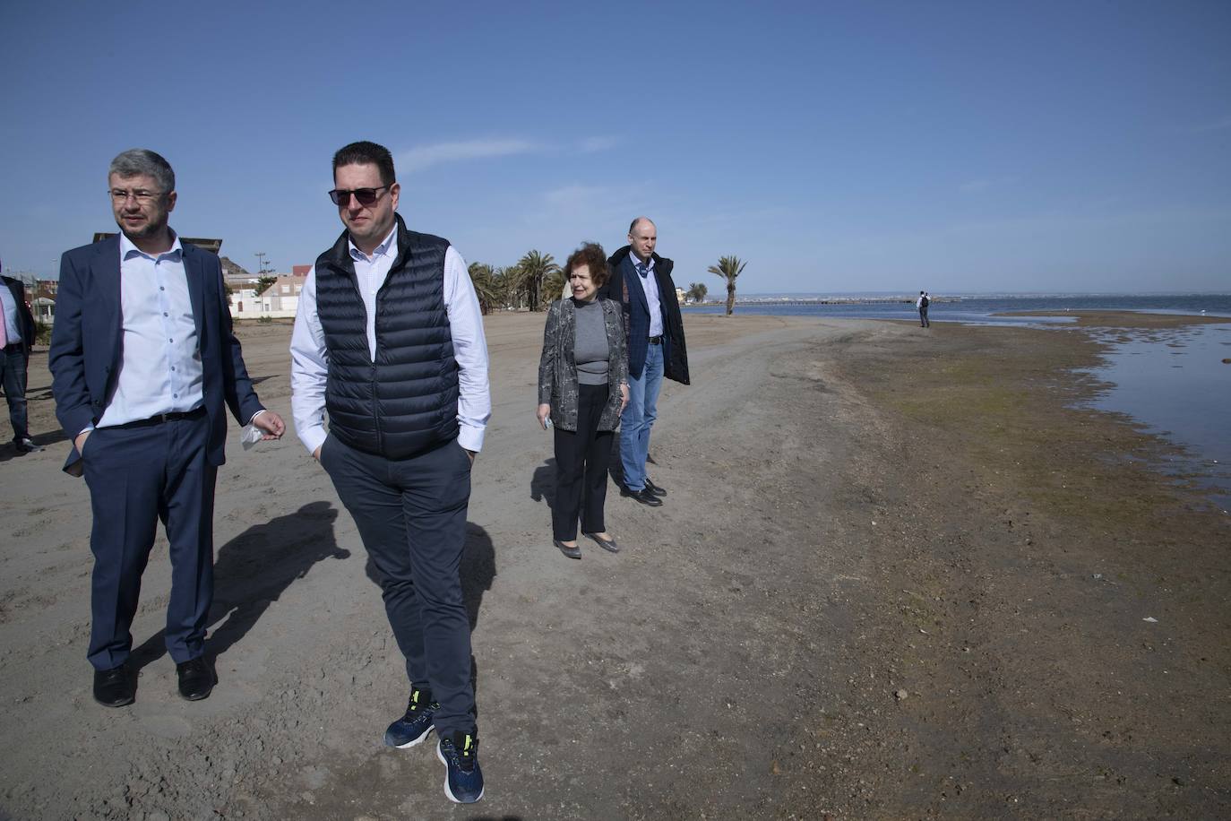 Fotos: Los eurodiputados encuentran el lodo del Mar Menor