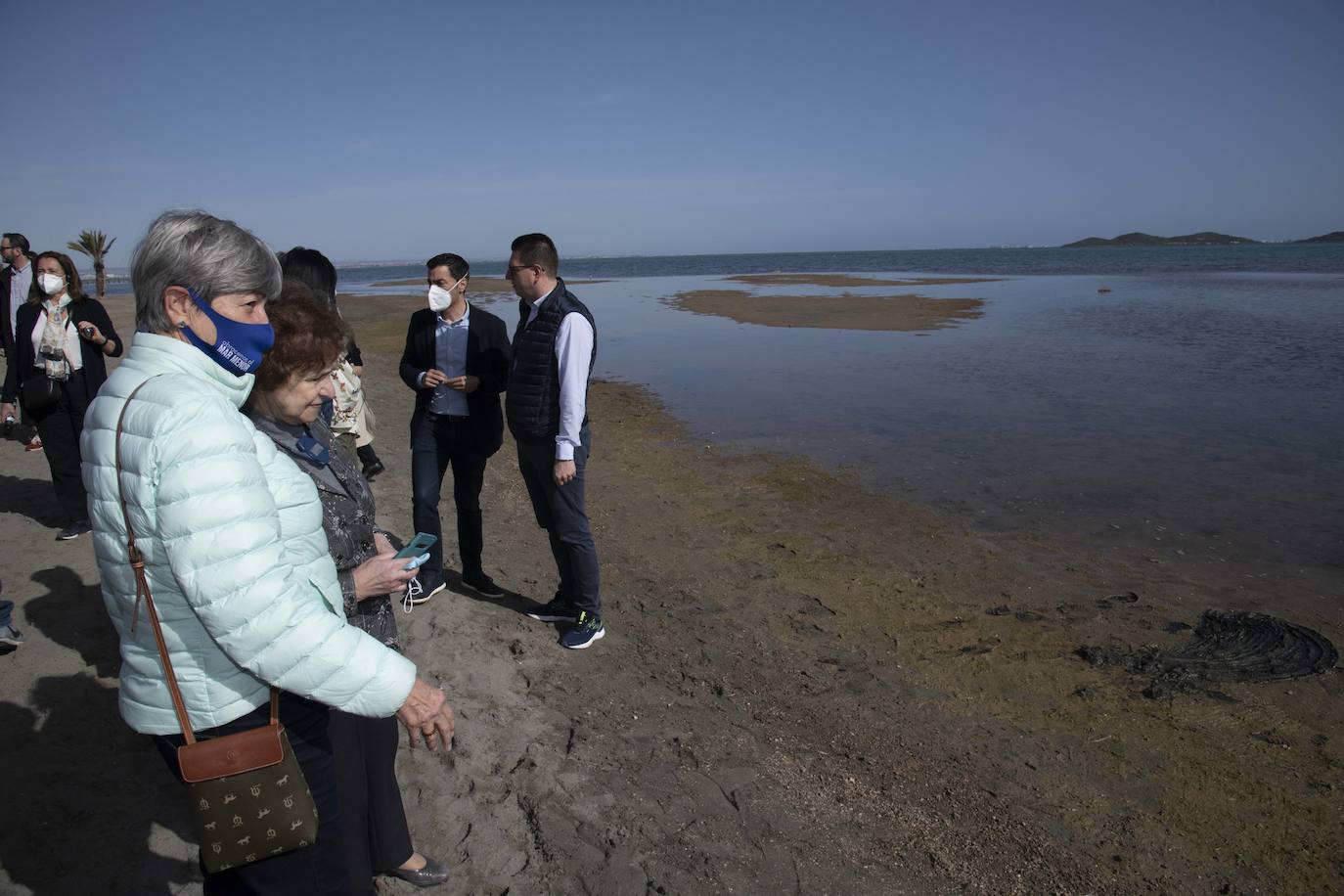 Fotos: Los eurodiputados encuentran el lodo del Mar Menor