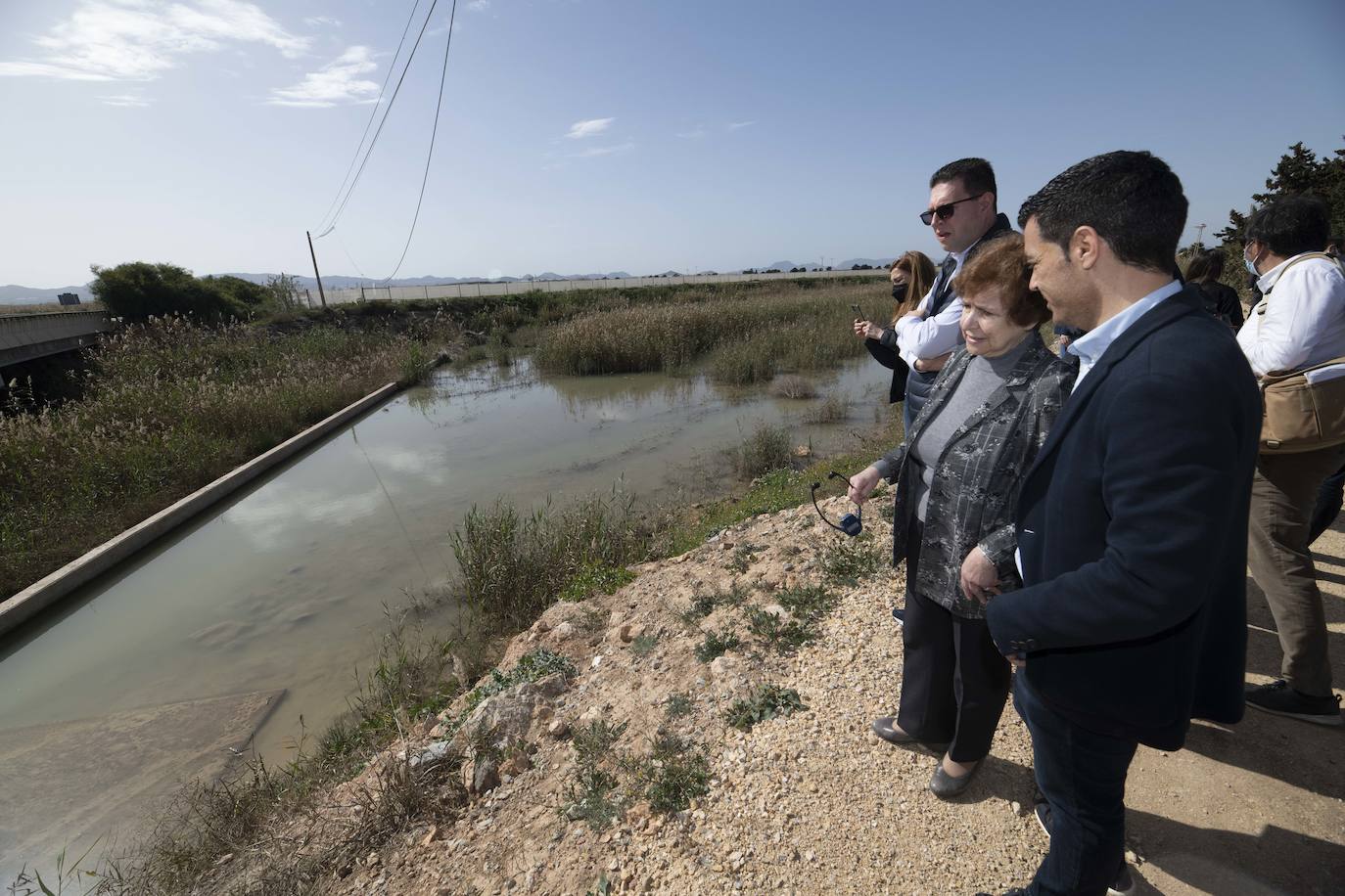 Fotos: Los eurodiputados encuentran el lodo del Mar Menor