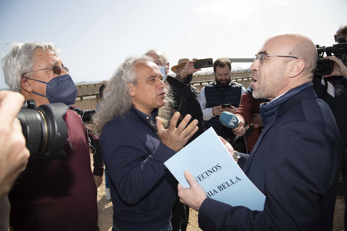 Fotos: Los eurodiputados encuentran el lodo del Mar Menor