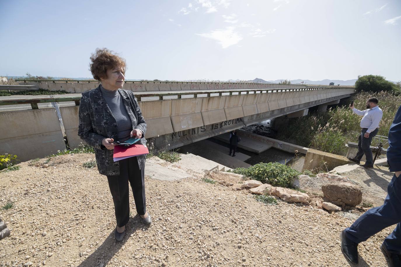 Fotos: Los eurodiputados encuentran el lodo del Mar Menor