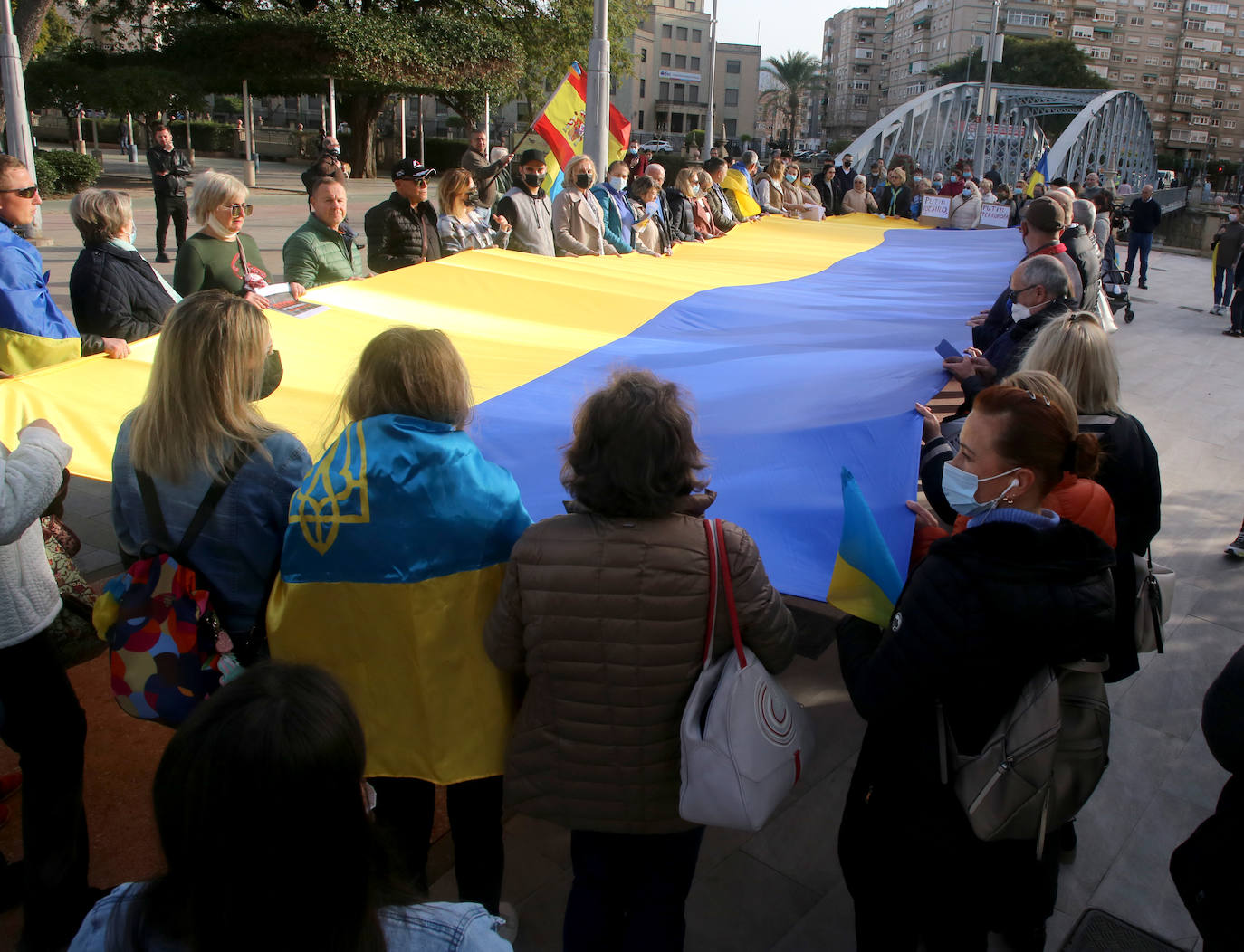 Fotos: Decenas de ucranianos claman en Murcia contra la invasión de su país