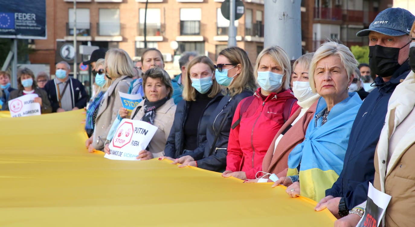 Fotos: Decenas de ucranianos claman en Murcia contra la invasión de su país