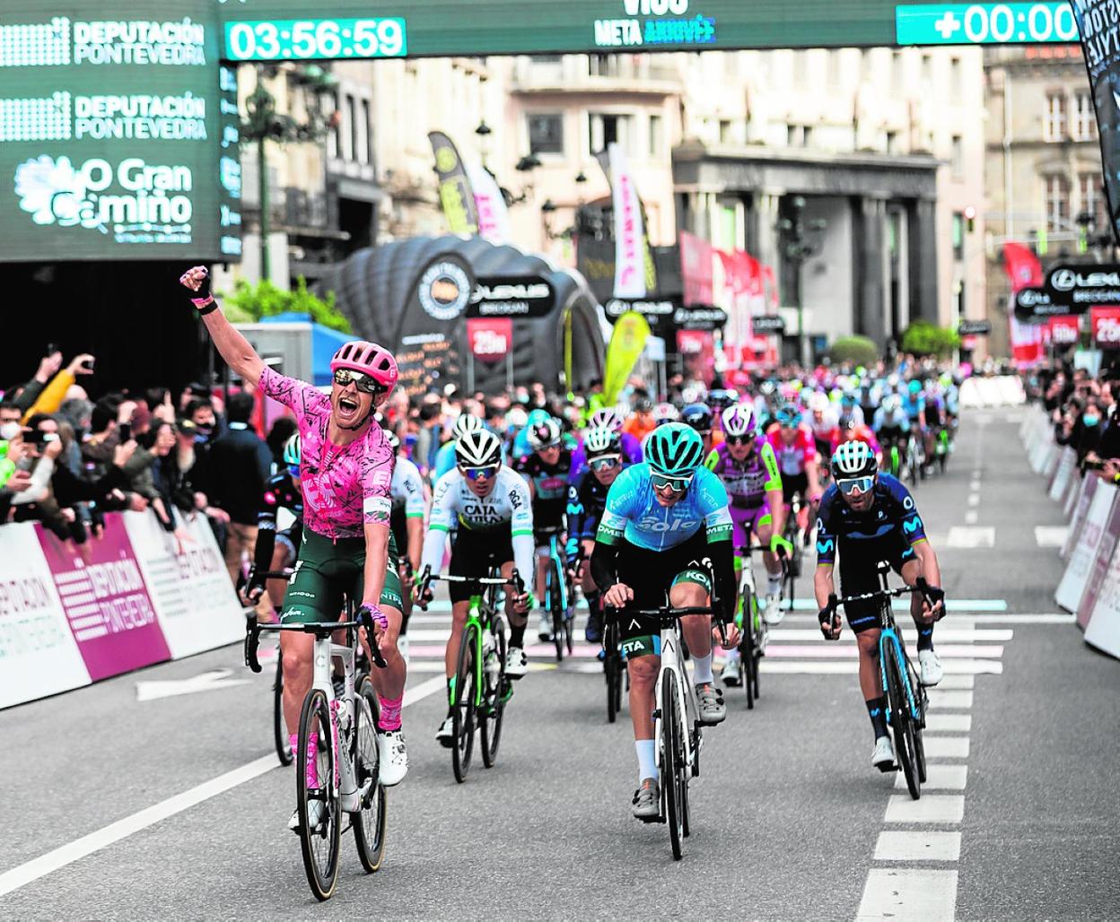 Valverde, a la derecha, cruza la meta en tercer lugar, con Nielsen celebrando su victoria en Vigo. 