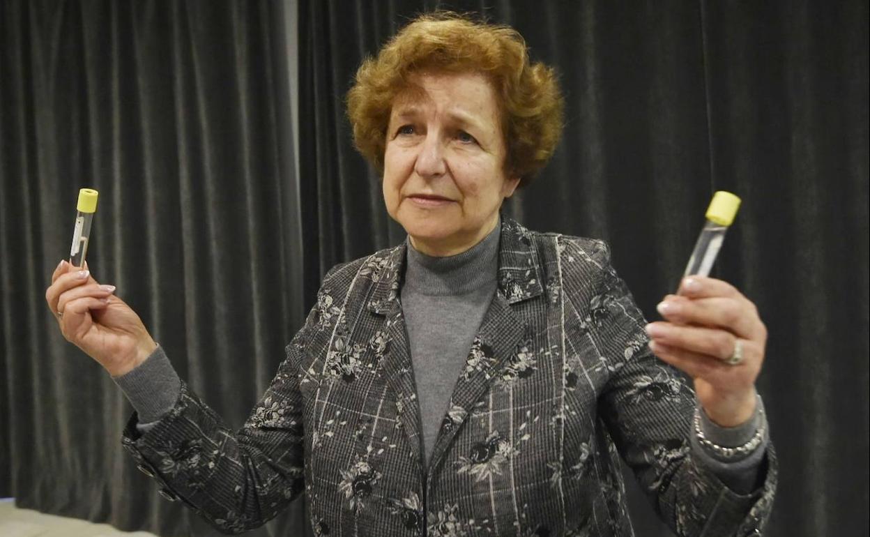 La presidenta de la delegación europea que visita el Mar Menor, Tatjana Zdanoka, con dos muestras de agua. 