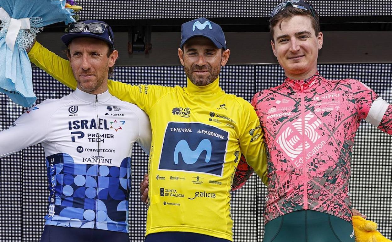 Valverde, de amarillo, escoltado en el podio por Woods y Padun, este domingo en Sarriá (Lugo)