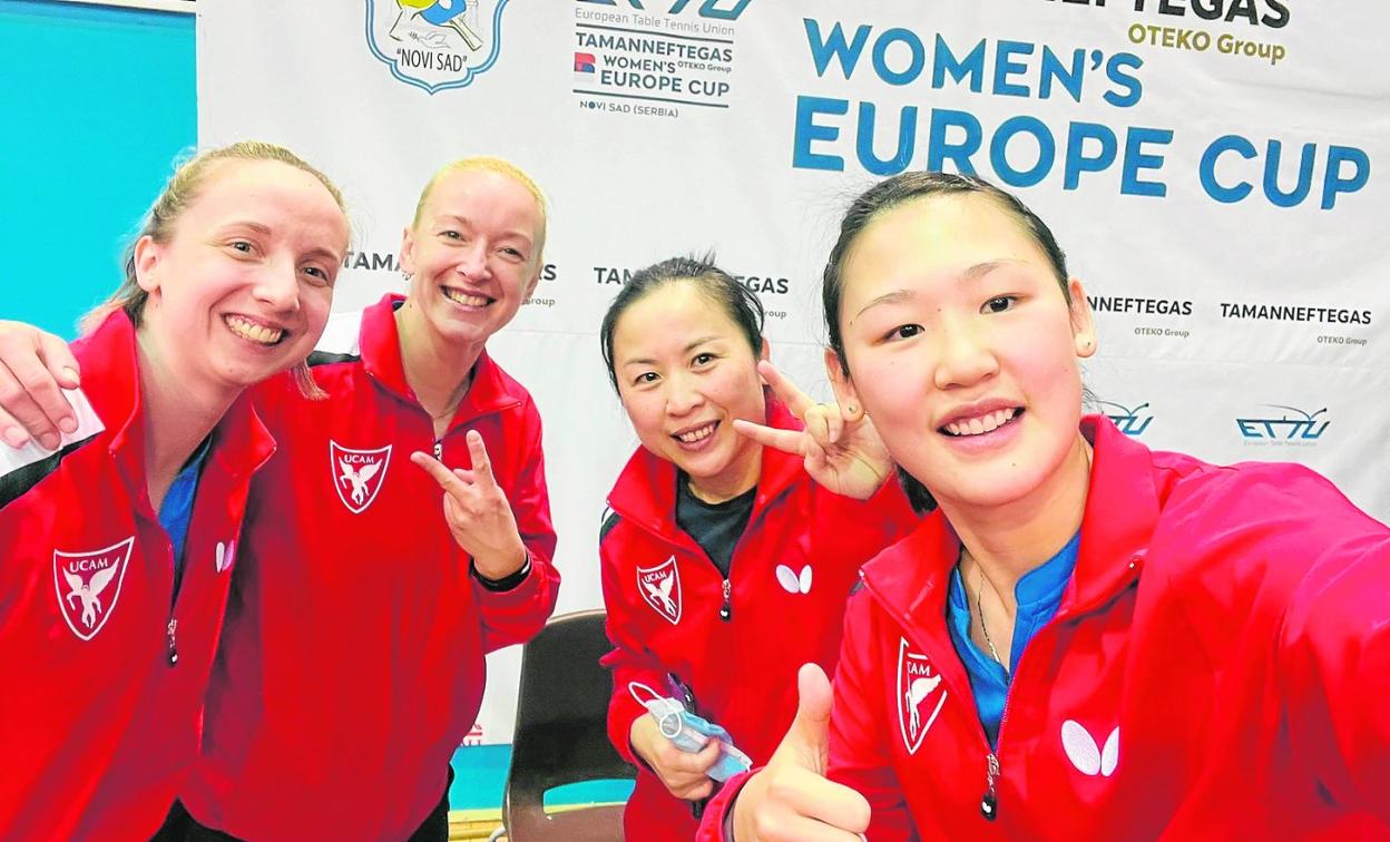 Dora Mandarasz, Silvia Erdelji, Li Fen y María Xiao, tras imponerse al TTC Novi Sad serbio en las semifinales de la Europe Cup. 
