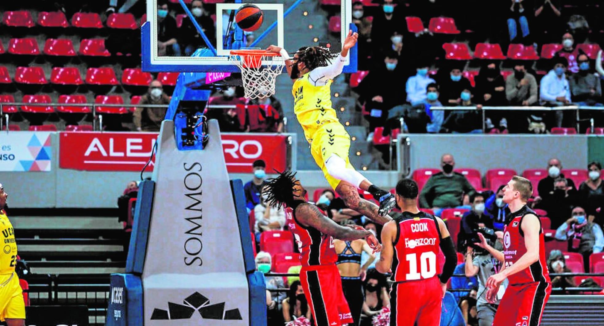 Webb III machaca el aro saltando por encima de dos rivales en el último partido ante el Zaragoza. 