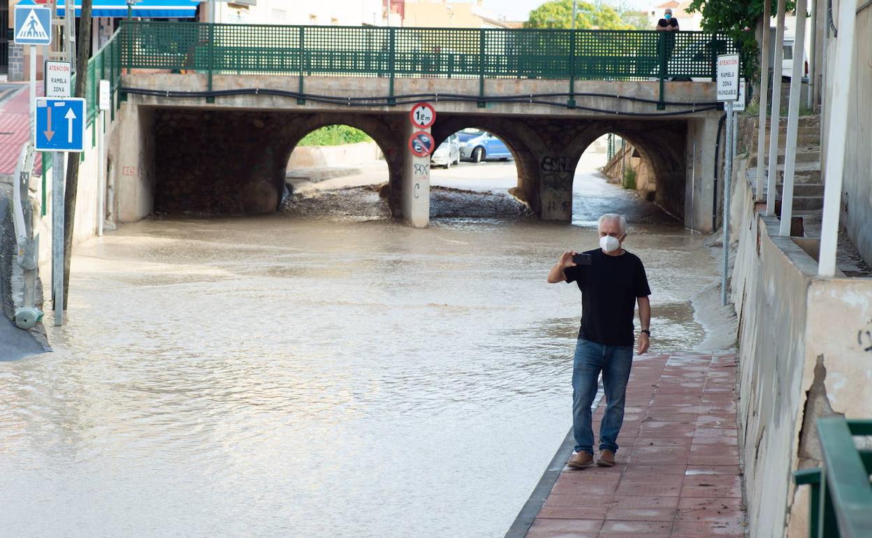 La rambla de Churra, en Murcia, inundada tras un temporal, el pasado verano.