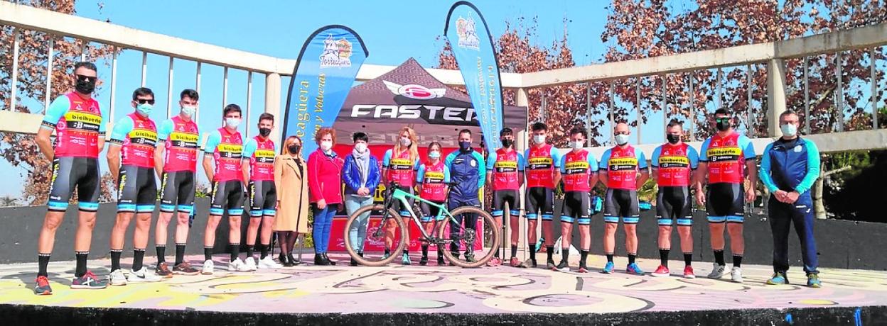 Integrantes del equipo de la Asociación Bicichuerta de Torreagürera. 