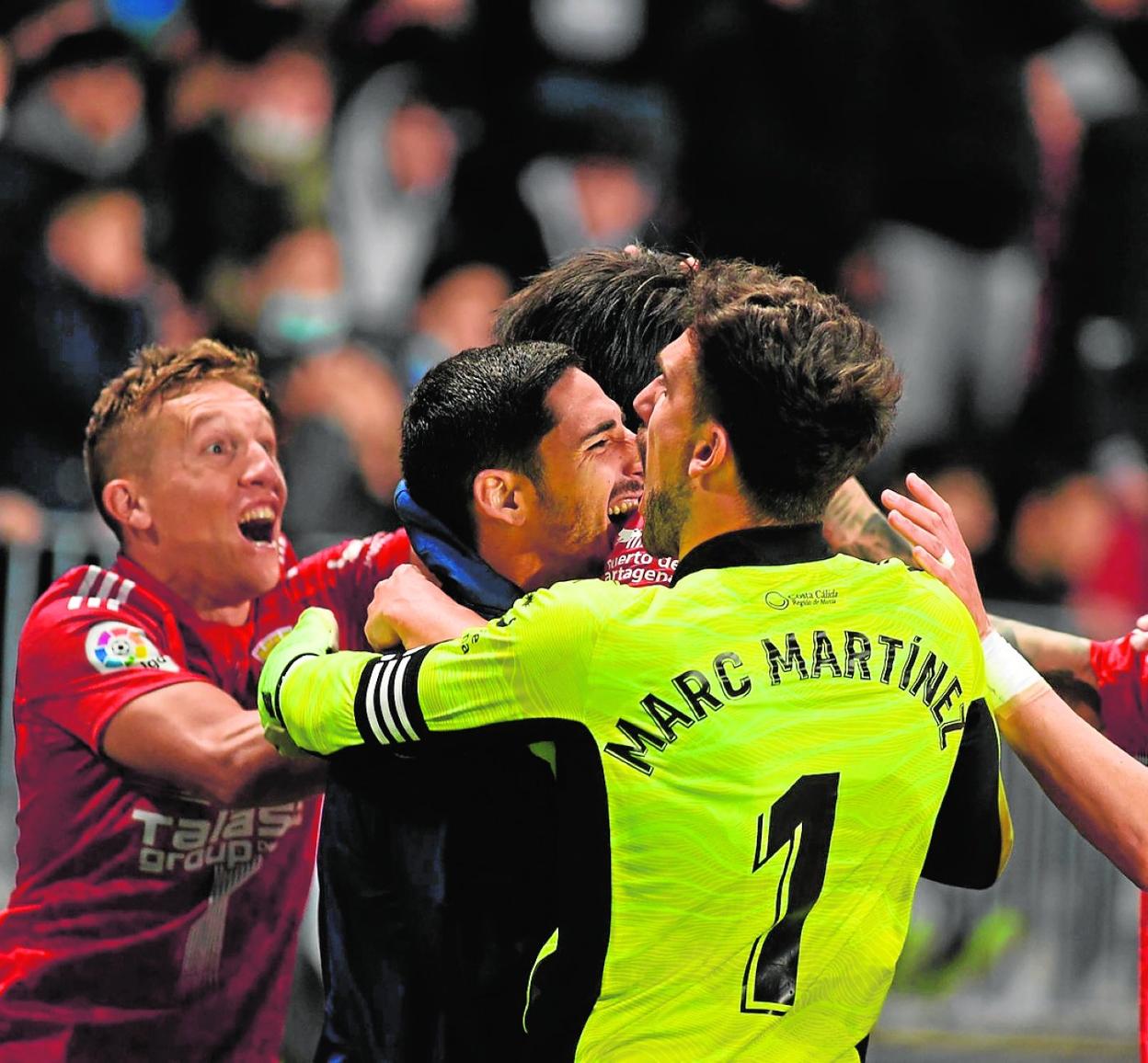 De Blasis, Bodiger y Marc Martínez abrazan a Okazaki tras el gol del empate, anotado en el minuto 94 por el japonés, anoche en La Rosaleda.