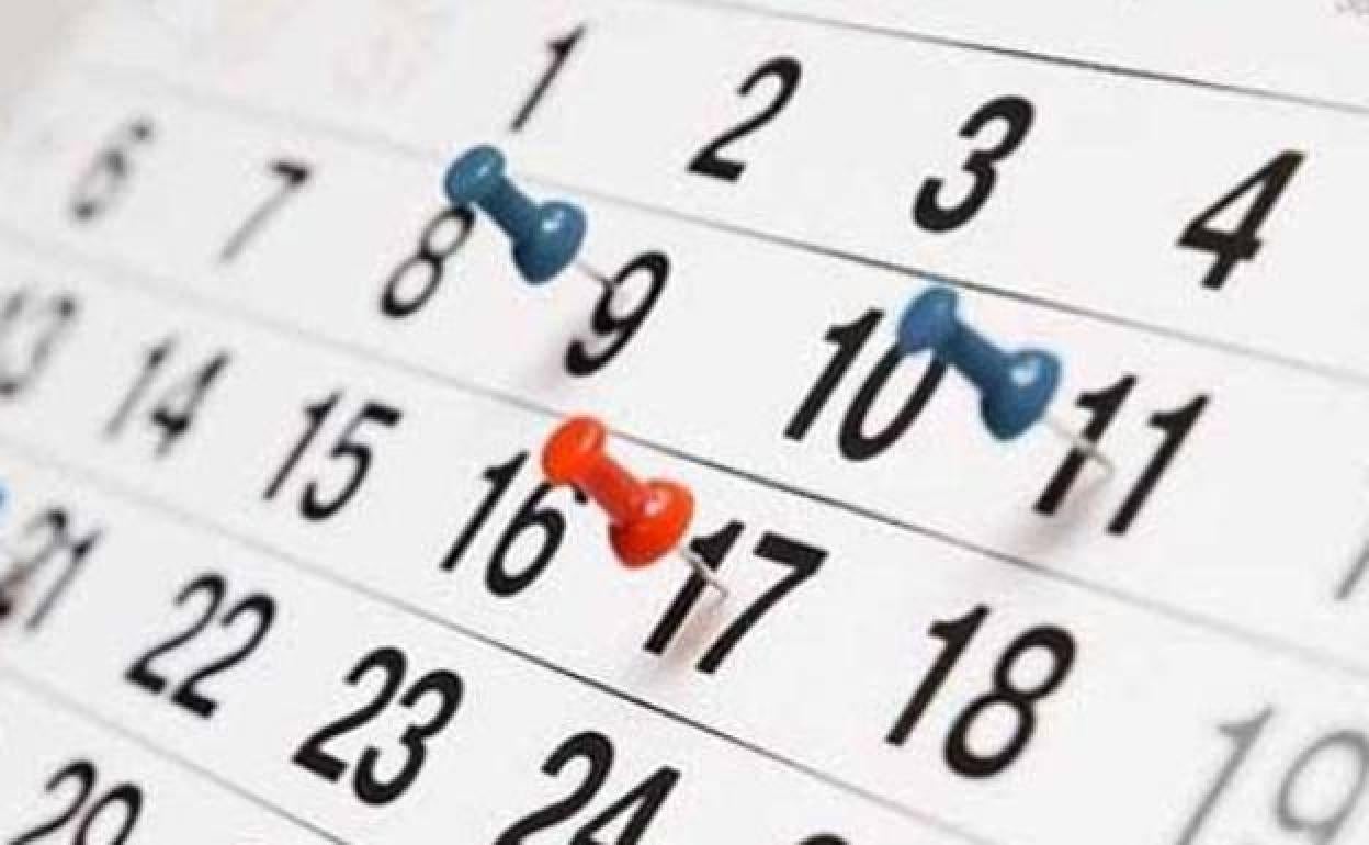 Un calendario con varias fechas marcadas. 