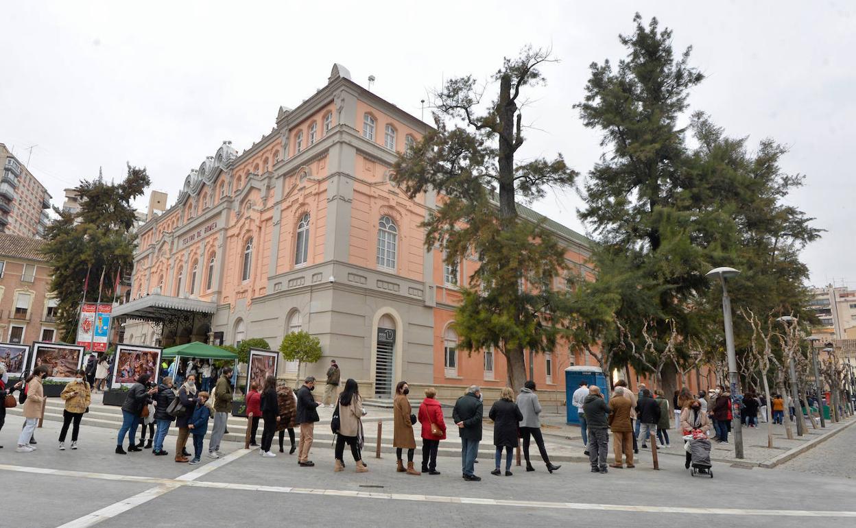 Personas por la calle en la Plaza Romea de Murcia.