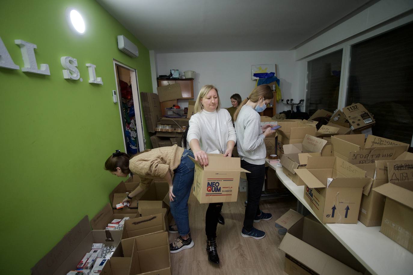 Fotos: Voluntarios ucranianos de la Región recogen víveres para su país