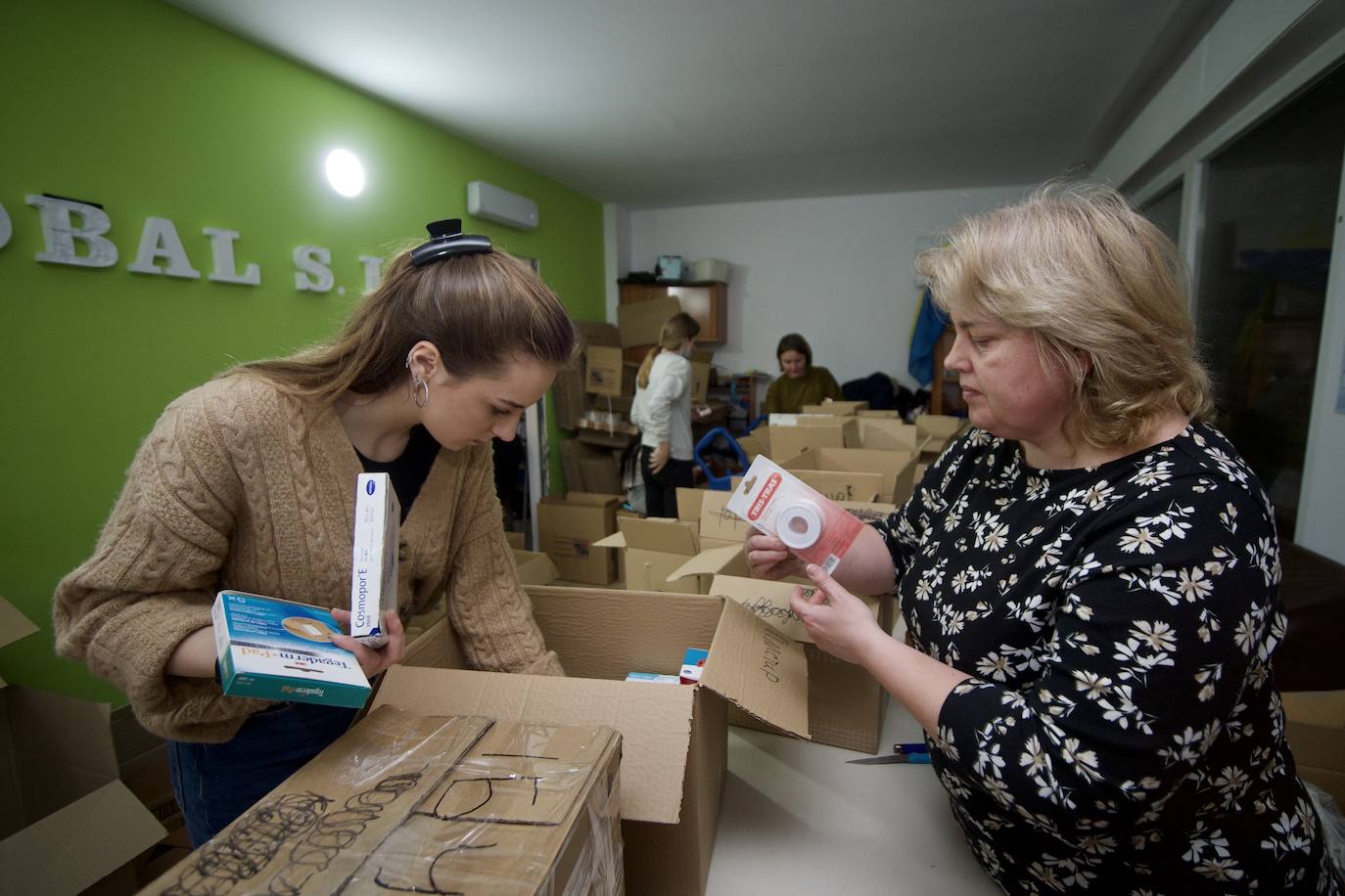 Fotos: Voluntarios ucranianos de la Región recogen víveres para su país