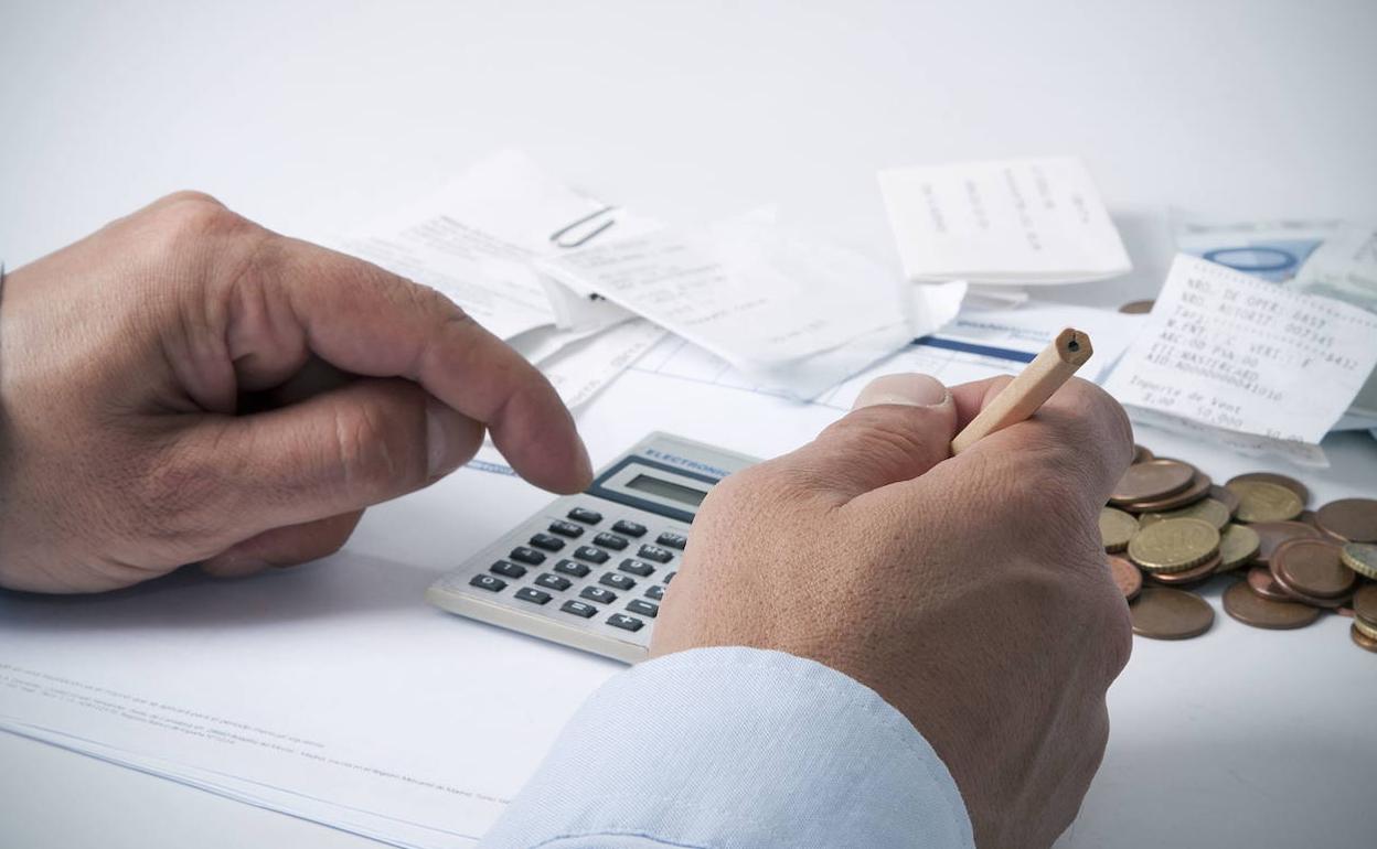 Una persona haciendo cuentas.