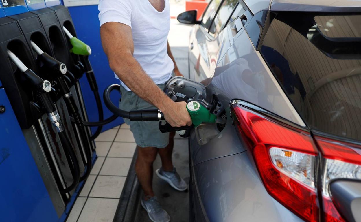 Un hombre reposta en una gasolinera. 