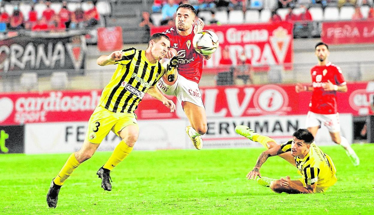 1-1. El murcianista Fran García pugna por el balón con Nacho Ruiz, en el Real Murcia-Pulpileño de la primera vuelta, el pasado 17 de octubre. 