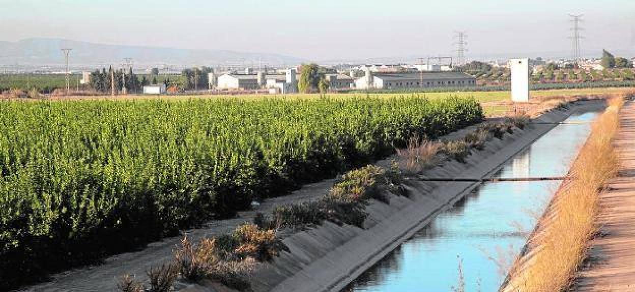 El canal del Postrasvase a su paso por el Campo de Cartagena, en una imagen de archivo.