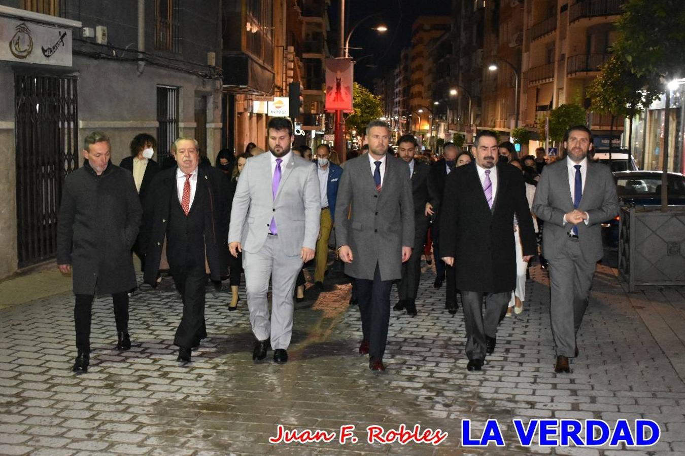 El teatro Thuillier acogió la presentación del cartel de Fiestas de la Vera Cruz 2022, realizadao por el artista caravaqueño Pascual Adolfo López Salueña. Tras dos años sin desfiles ni procesiones, aunque en 2021 sí que se celebraron todos los rituales en torno a la Sagrada Reliquia, en esta ocasión la Ciudad de la Cruz se dispone a celebrar 'por todo lo alto' sus fiestas patronales que serán una primera ocasión para vivir con alegría festiva la declaración del festejo de los Caballos del Vino como Patrimonio Inmaterial Cultural de la Humanidad por la UNESCO.