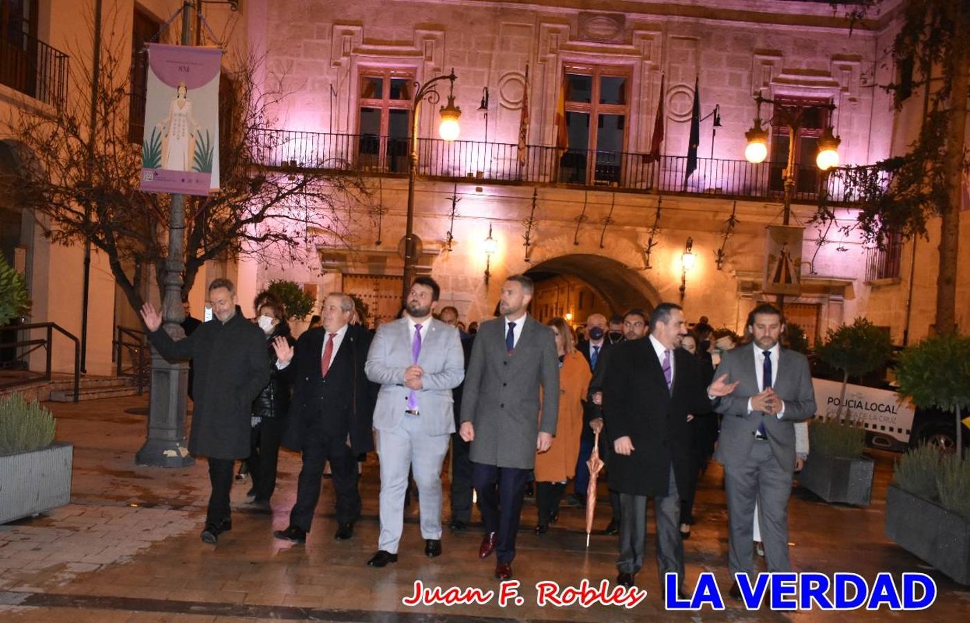 El teatro Thuillier acogió la presentación del cartel de Fiestas de la Vera Cruz 2022, realizadao por el artista caravaqueño Pascual Adolfo López Salueña. Tras dos años sin desfiles ni procesiones, aunque en 2021 sí que se celebraron todos los rituales en torno a la Sagrada Reliquia, en esta ocasión la Ciudad de la Cruz se dispone a celebrar 'por todo lo alto' sus fiestas patronales que serán una primera ocasión para vivir con alegría festiva la declaración del festejo de los Caballos del Vino como Patrimonio Inmaterial Cultural de la Humanidad por la UNESCO.