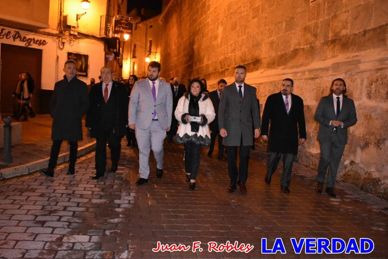 El teatro Thuillier acogió la presentación del cartel de Fiestas de la Vera Cruz 2022, realizadao por el artista caravaqueño Pascual Adolfo López Salueña. Tras dos años sin desfiles ni procesiones, aunque en 2021 sí que se celebraron todos los rituales en torno a la Sagrada Reliquia, en esta ocasión la Ciudad de la Cruz se dispone a celebrar 'por todo lo alto' sus fiestas patronales que serán una primera ocasión para vivir con alegría festiva la declaración del festejo de los Caballos del Vino como Patrimonio Inmaterial Cultural de la Humanidad por la UNESCO.