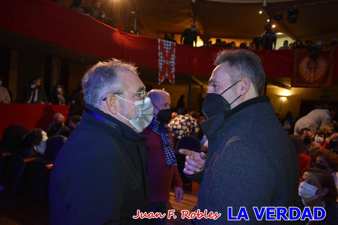 El teatro Thuillier acogió la presentación del cartel de Fiestas de la Vera Cruz 2022, realizadao por el artista caravaqueño Pascual Adolfo López Salueña. Tras dos años sin desfiles ni procesiones, aunque en 2021 sí que se celebraron todos los rituales en torno a la Sagrada Reliquia, en esta ocasión la Ciudad de la Cruz se dispone a celebrar 'por todo lo alto' sus fiestas patronales que serán una primera ocasión para vivir con alegría festiva la declaración del festejo de los Caballos del Vino como Patrimonio Inmaterial Cultural de la Humanidad por la UNESCO.