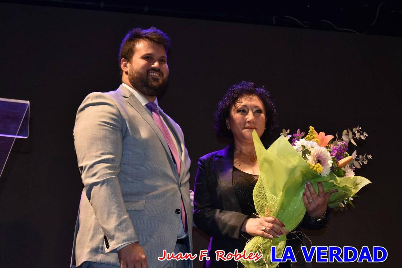 El teatro Thuillier acogió la presentación del cartel de Fiestas de la Vera Cruz 2022, realizadao por el artista caravaqueño Pascual Adolfo López Salueña. Tras dos años sin desfiles ni procesiones, aunque en 2021 sí que se celebraron todos los rituales en torno a la Sagrada Reliquia, en esta ocasión la Ciudad de la Cruz se dispone a celebrar 'por todo lo alto' sus fiestas patronales que serán una primera ocasión para vivir con alegría festiva la declaración del festejo de los Caballos del Vino como Patrimonio Inmaterial Cultural de la Humanidad por la UNESCO.