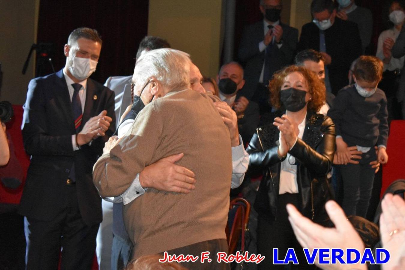 El teatro Thuillier acogió la presentación del cartel de Fiestas de la Vera Cruz 2022, realizadao por el artista caravaqueño Pascual Adolfo López Salueña. Tras dos años sin desfiles ni procesiones, aunque en 2021 sí que se celebraron todos los rituales en torno a la Sagrada Reliquia, en esta ocasión la Ciudad de la Cruz se dispone a celebrar 'por todo lo alto' sus fiestas patronales que serán una primera ocasión para vivir con alegría festiva la declaración del festejo de los Caballos del Vino como Patrimonio Inmaterial Cultural de la Humanidad por la UNESCO.