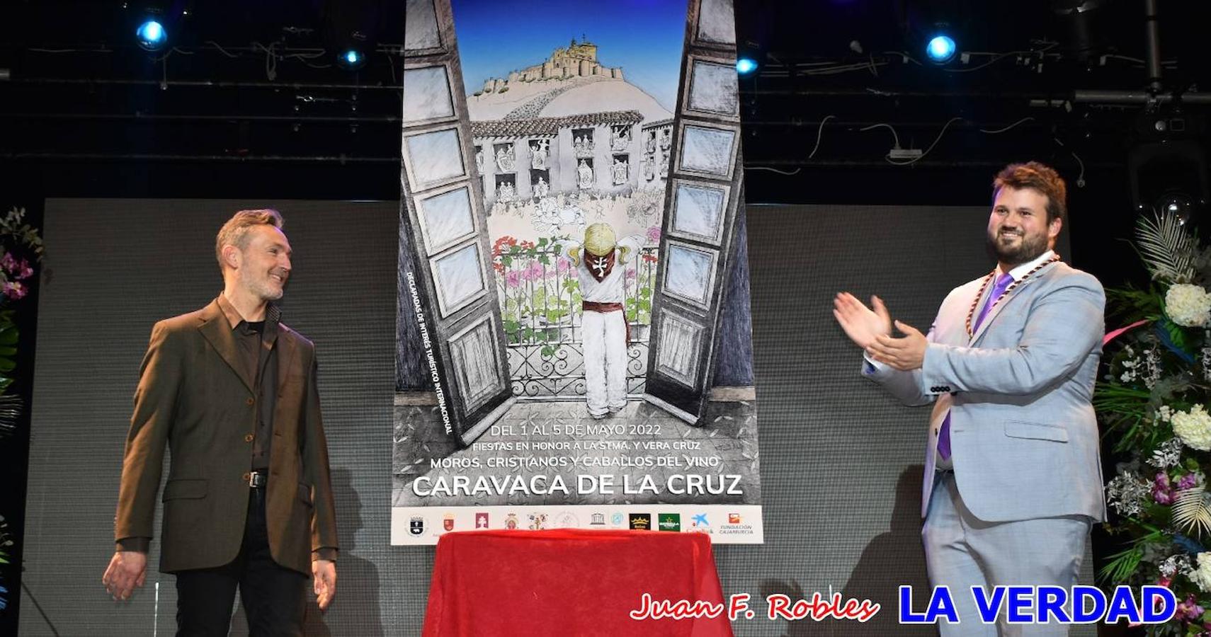 El teatro Thuillier acogió la presentación del cartel de Fiestas de la Vera Cruz 2022, realizadao por el artista caravaqueño Pascual Adolfo López Salueña. Tras dos años sin desfiles ni procesiones, aunque en 2021 sí que se celebraron todos los rituales en torno a la Sagrada Reliquia, en esta ocasión la Ciudad de la Cruz se dispone a celebrar 'por todo lo alto' sus fiestas patronales que serán una primera ocasión para vivir con alegría festiva la declaración del festejo de los Caballos del Vino como Patrimonio Inmaterial Cultural de la Humanidad por la UNESCO.