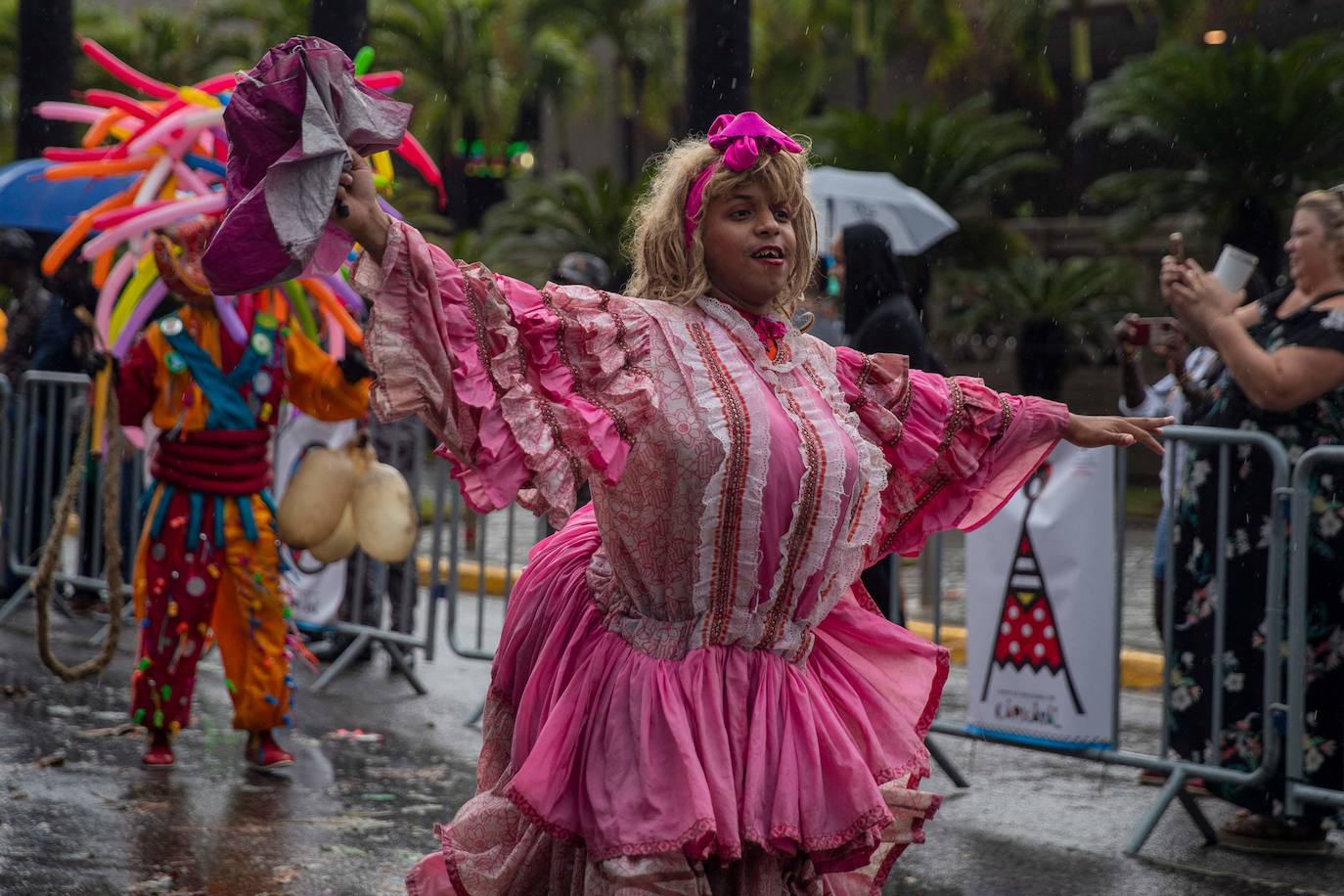 Fotos: Colorido y entusiasmo contra la lluvia