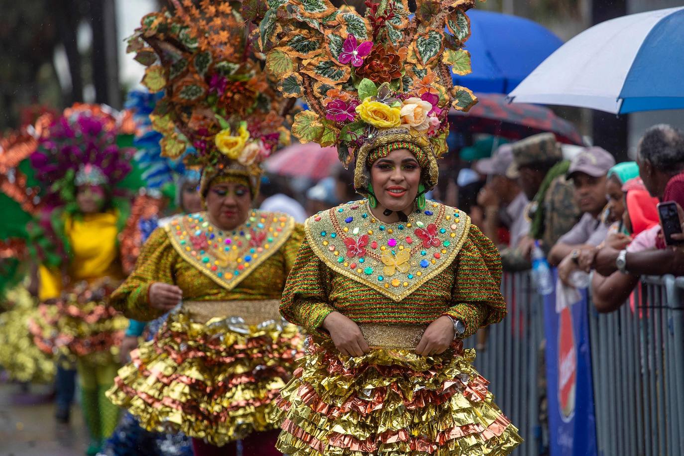 Fotos: Colorido y entusiasmo contra la lluvia