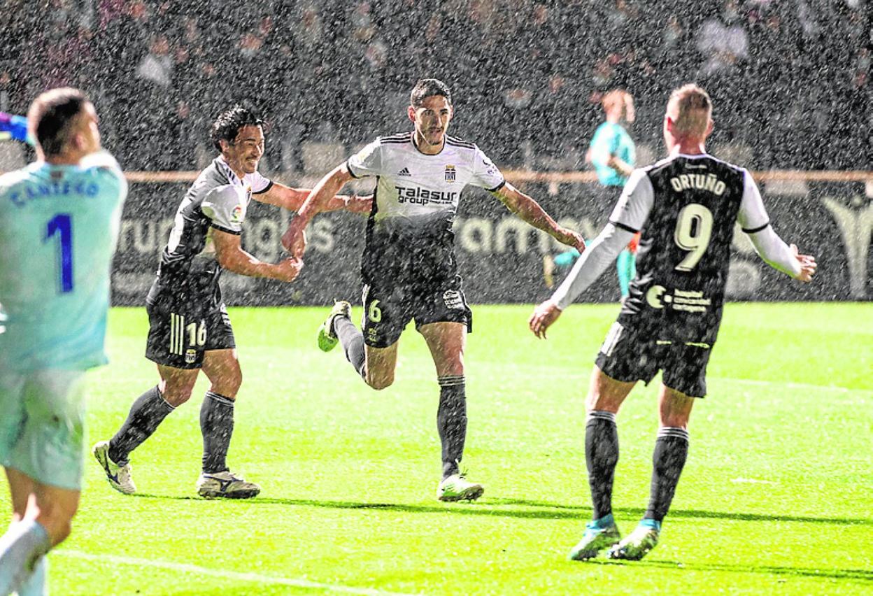 Bodiger, tras anotar el cuarto gol del Cartagena.