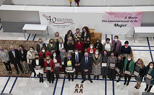 Las 32 alcaldesas y exalcaldesas posando con sus placas de reconocimiento, junto a Fernando López Miras y Alberto Castillo y algunos familiares, en el Patio de los Ayuntamientos de la Asamblea Regional, tras el acto de homenaje. 