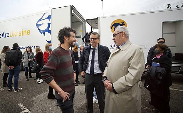 Rubén García Bastida, redactor de LA VERDAD, junto a José Luján, rector de la UMU, y Francisco Martínez Asensio, director corporativo de ESP Solutions, este lunes por la tarde en el campus de La Merced, antes de partir hacia la frontera ucraniana.
