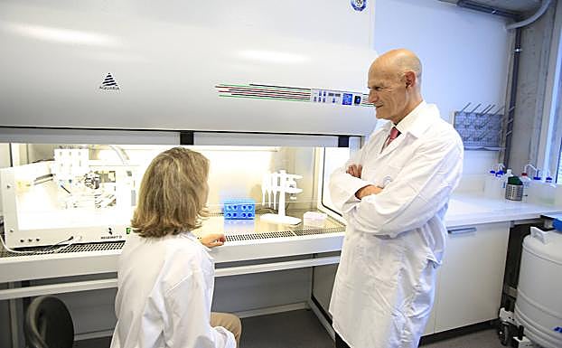 Juan Carlos Izpisua Belmonte y una miembro de su equipo, en uno de los laboratorios del UCAM HiTech Sport and Health Innovation Hub.