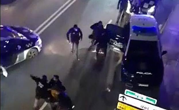 Los agentes detienen a uno de los agresores en el barrio del Carmen. 