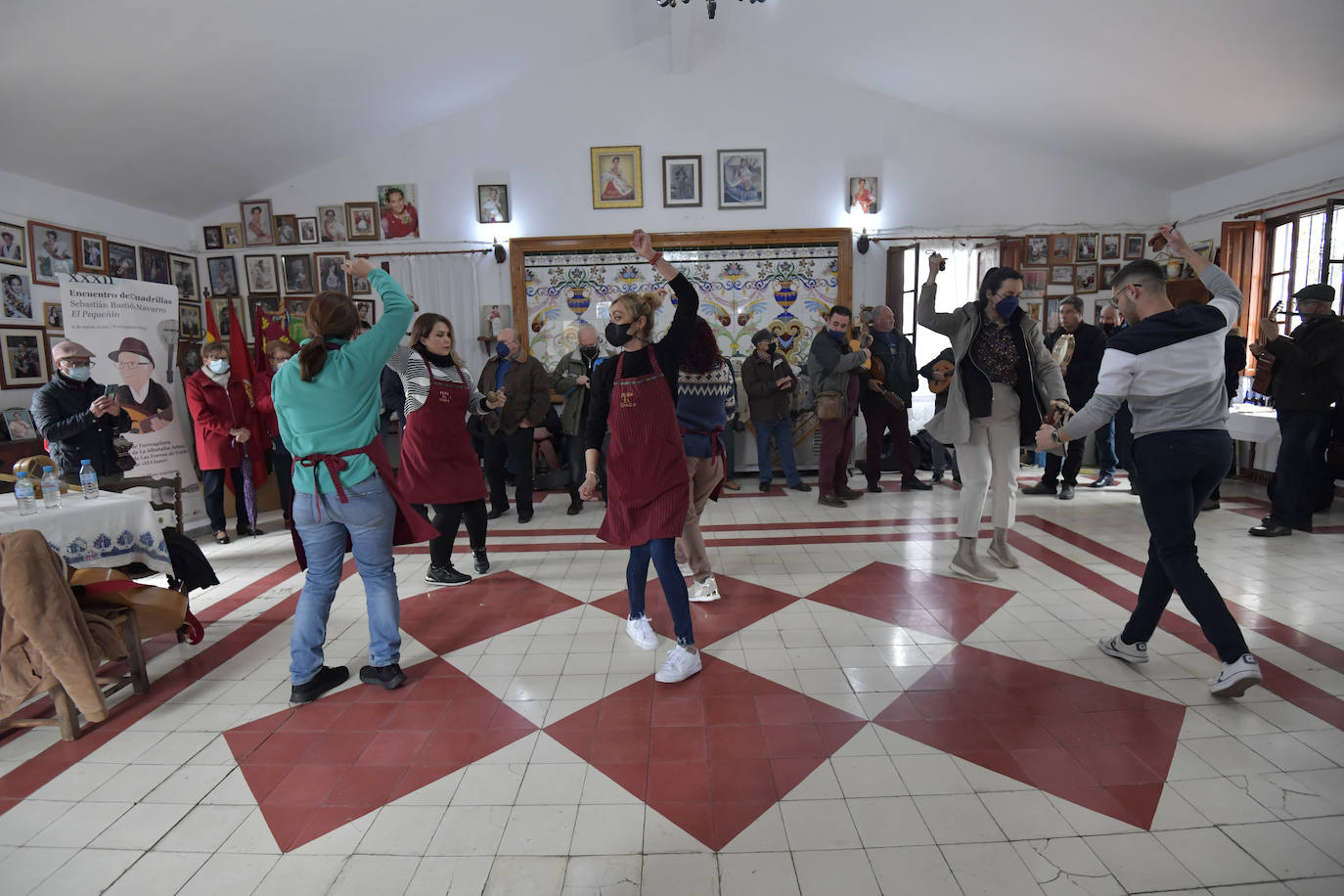 Fotos: Las cuadrillas desafían a la lluvia con sus cantes en Torreagüera