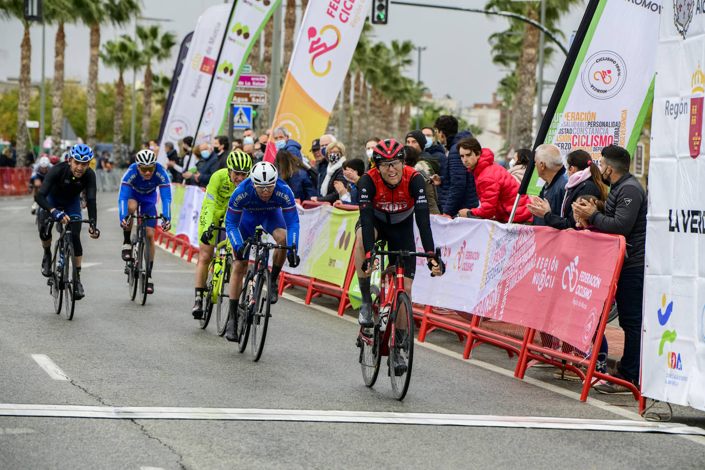 Fotos: Polémica por la presencia de un equipo ruso en el Trofeo Guerrita