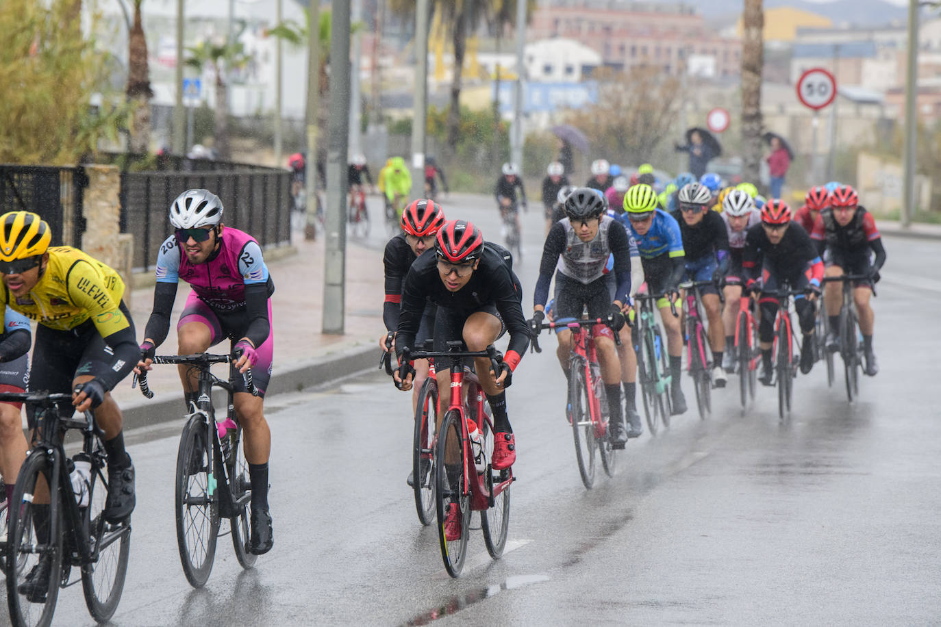 Fotos: Polémica por la presencia de un equipo ruso en el Trofeo Guerrita